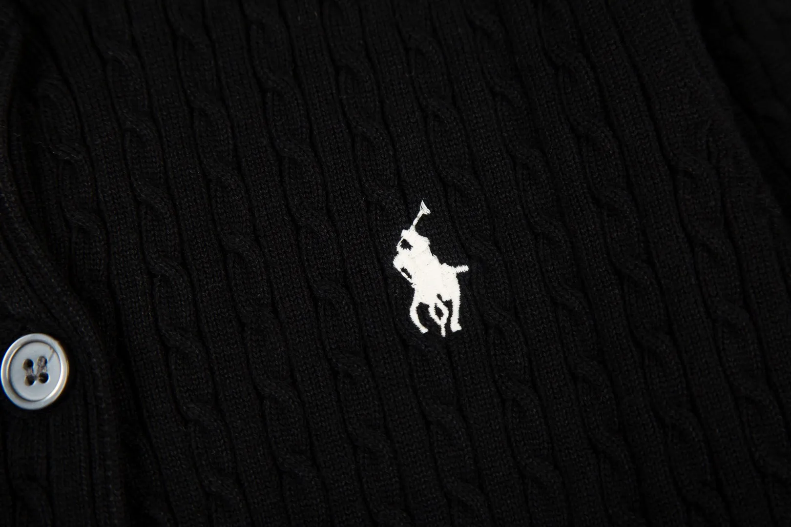 P196 White background picture [Evergreen for all seasons] Style number: 25123# Color: black/navy blue/almond/white Size: S-XL - Ralph Lauren/Ralph Lauren 2025FW Zhao Lusi's same solid color logo knitted versatile fine twist knitted buttoned long-sleeved cardigan - RL's classic fine twist cardigan 21S quality cotton yarn A cardigan that can be worn in all seasons Can be matched inside or outside Simple and clean basic color matching The upper body is clean and flawless. The comfort brought by imported cotton yarn is soft. An item that cannot be rejected.